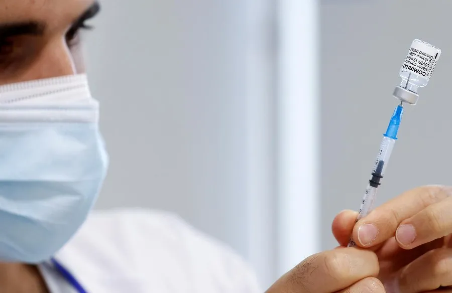 EFE Personal sanitario preparando vacuna contra covid