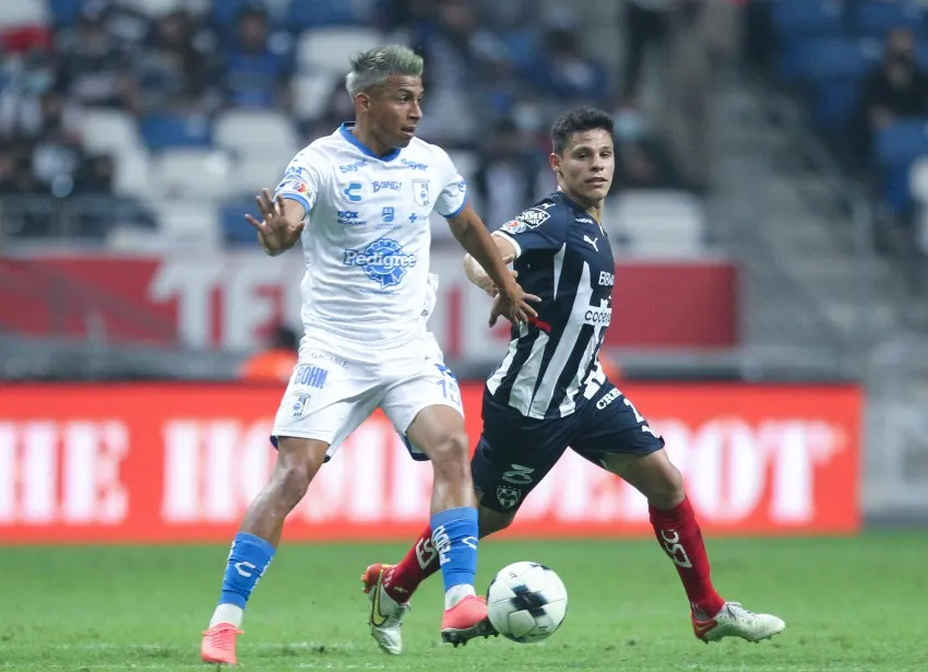 IMAGO7 Sepúlveda (izq.) y Alfonso González (der.) en el duelo entre Rayados y Gallos Blancos
