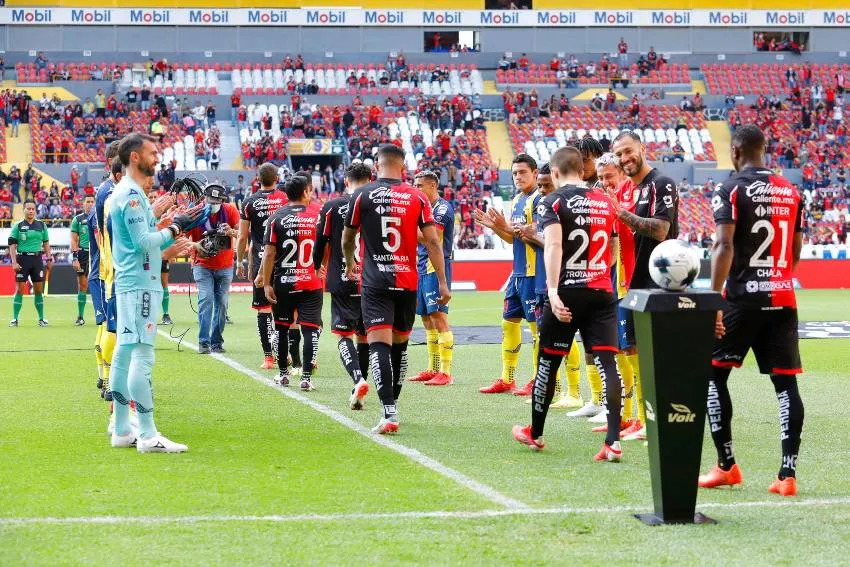 IMAGO7 Emanuel Aguilera haciendo pasillo a sus compañeros