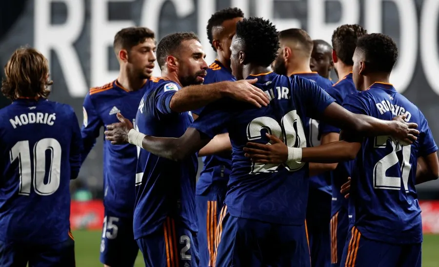 EFE Jugadores del Madrid felicitan a Benzema