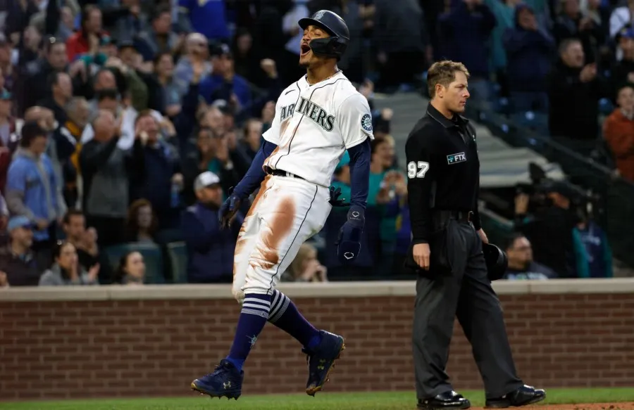 AP Julio Rodríguez celebra anotación