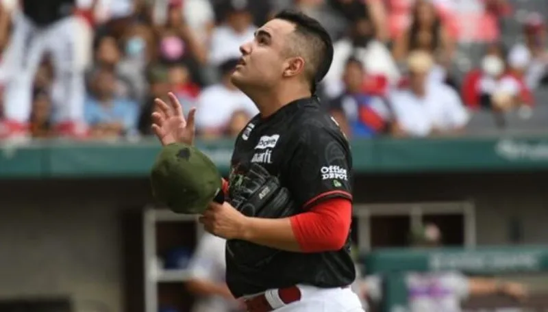 TWITTER @DiablosRojosMX Alemao Hernández sale del juego