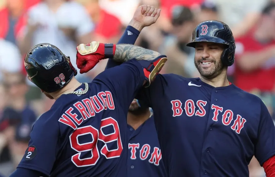 AP Verdugo celebra con J.D. Martínez