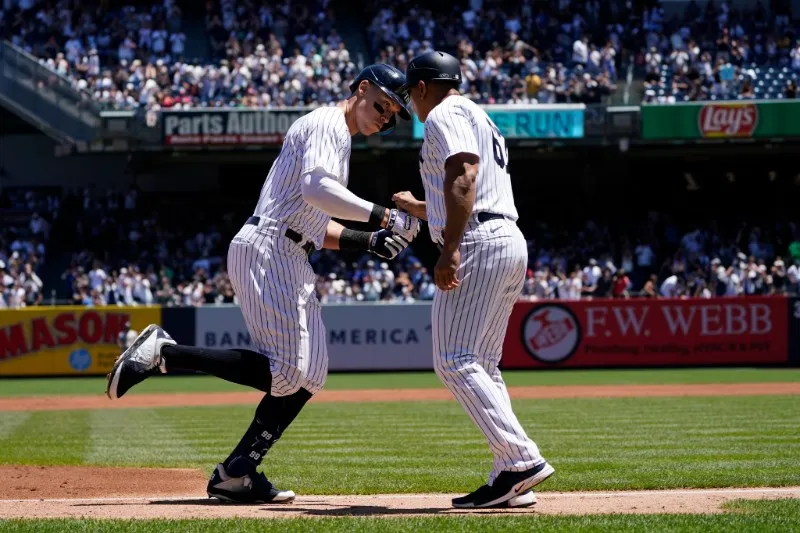 AP Aaron Judge y Luis Rojas celebrando