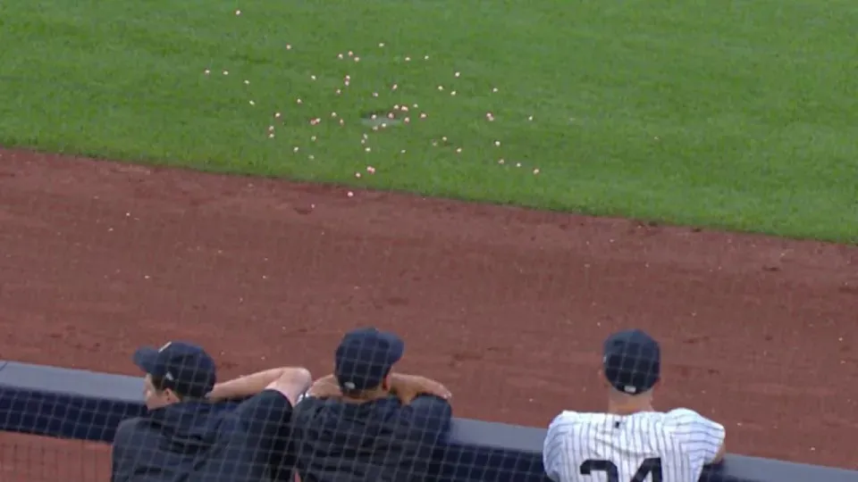 TWITTER: @YankeesViews Goma de máscar pegada en la zona de foul