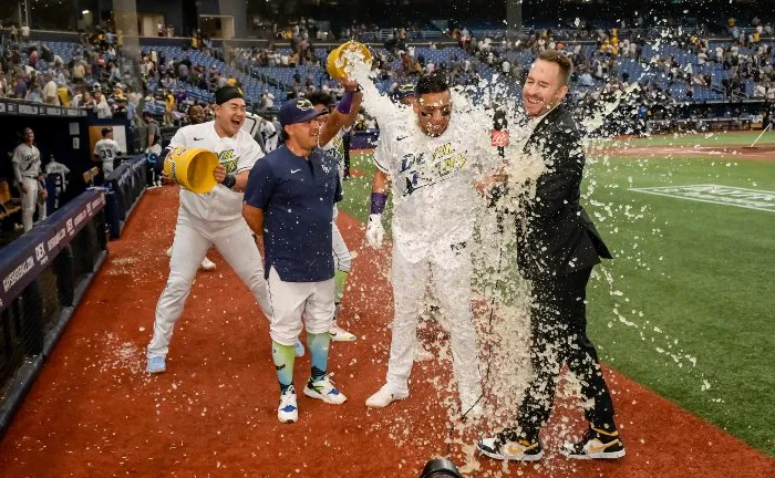 AP Paredes recibe cubetazo de sus compañeros