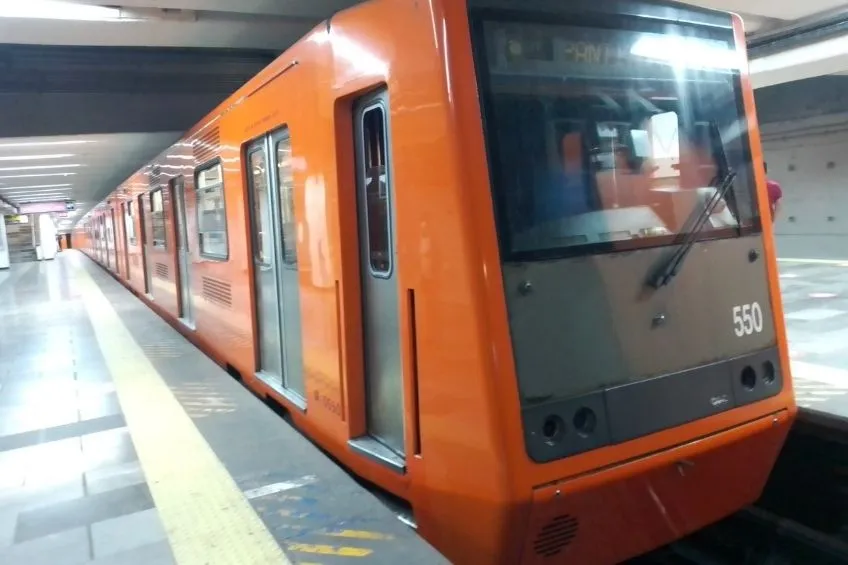 ESPECIAL Metro llegando a una estación de la Línea 1