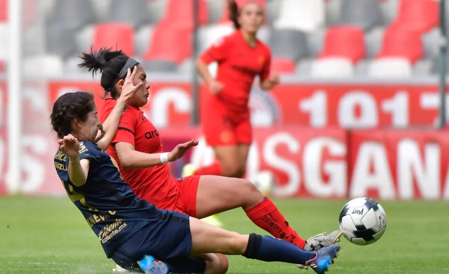 IMAGO7 Karen Becerril y Deneva Cagigas en la disputa del esférico