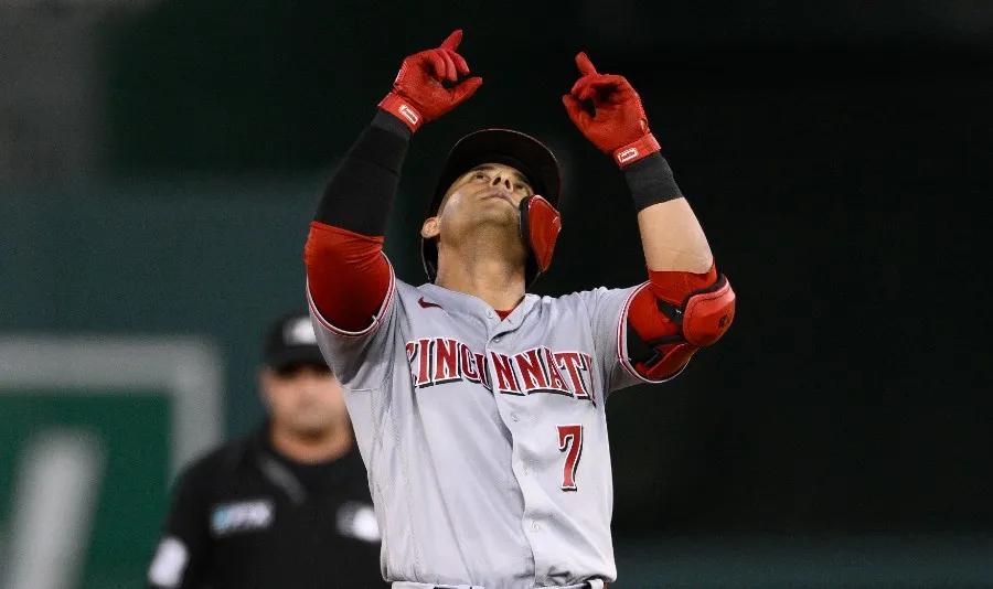 AP Donovan Solano al anotar