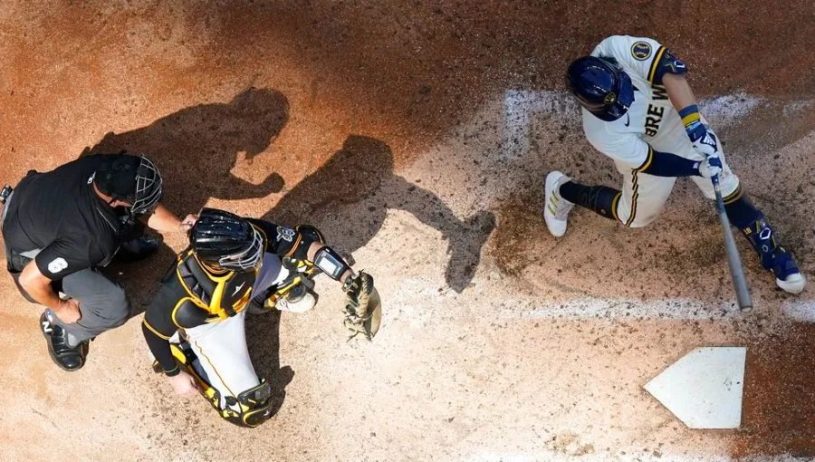 AP Keston Hiura al conectar de hit