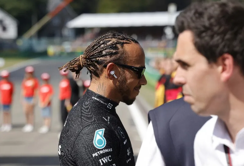 AP Lewis Hamilton molesto