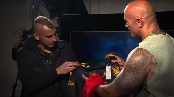 YOUTUBE TIGRES OFICIAL Nahuel Guzmán regaló jerseys a La Roca