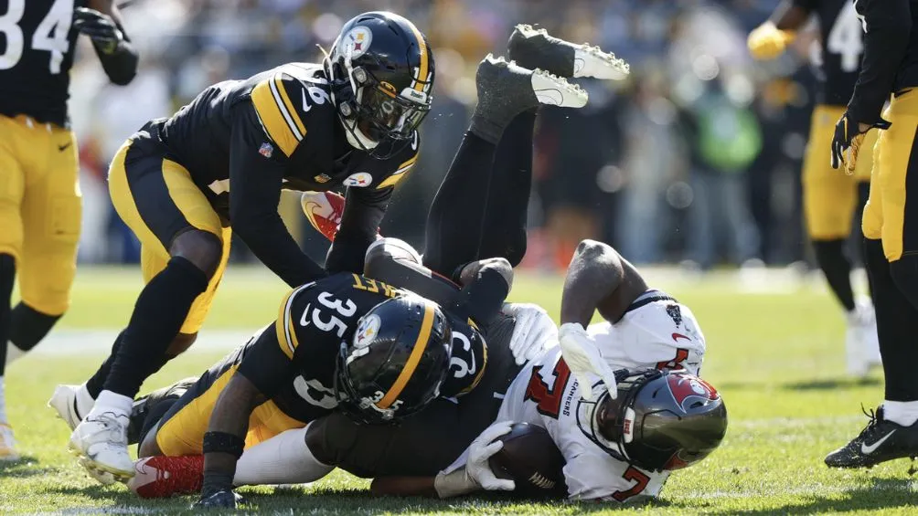 TWITTER: @steelers Brady sufrió a la defensa Acerera