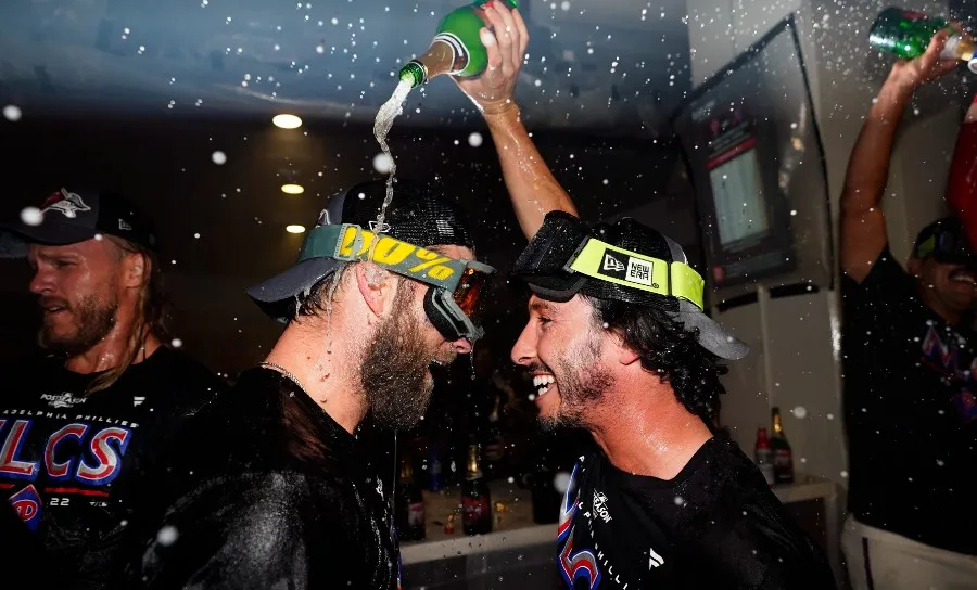 AP Bryce Harper es bañado en cerveza