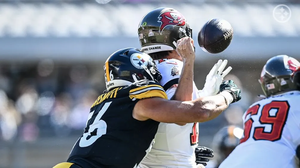 TWITTER: @steelers Highsmith bajó a Brady