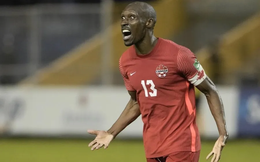 AP Atiba Hutchinson en juego con Canadá