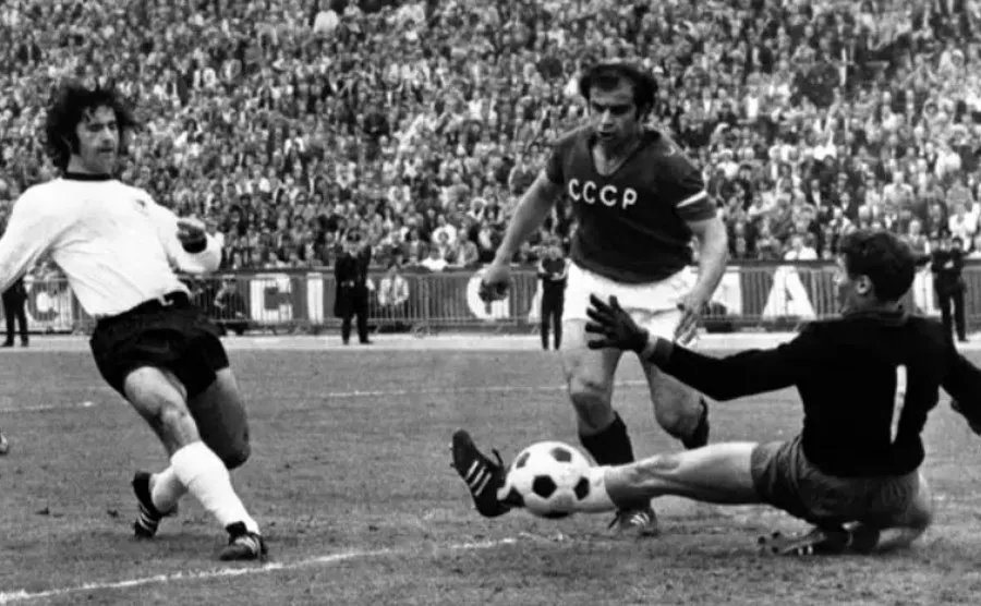 AP Gerd Müller marca con Alemania en 1974