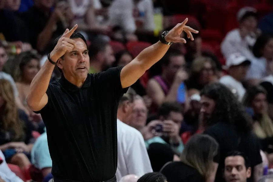 AP Erik Spoelstra dirigiendo partido de NBA