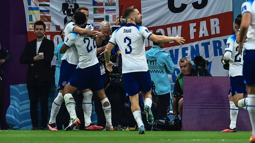 MIGUEL PONTÓN / AGENCIA RÉCORD Inglaterra celebra el gol con Harry Kane