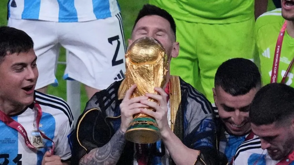 AP Messi besando la Copa del Mundo
