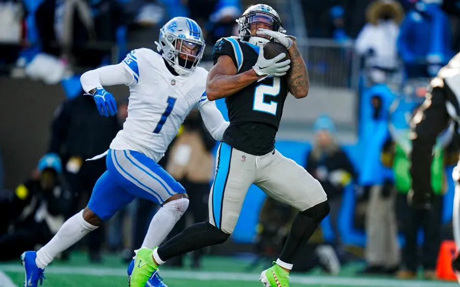 AP DJ Moore atrapa en la zona de anotación