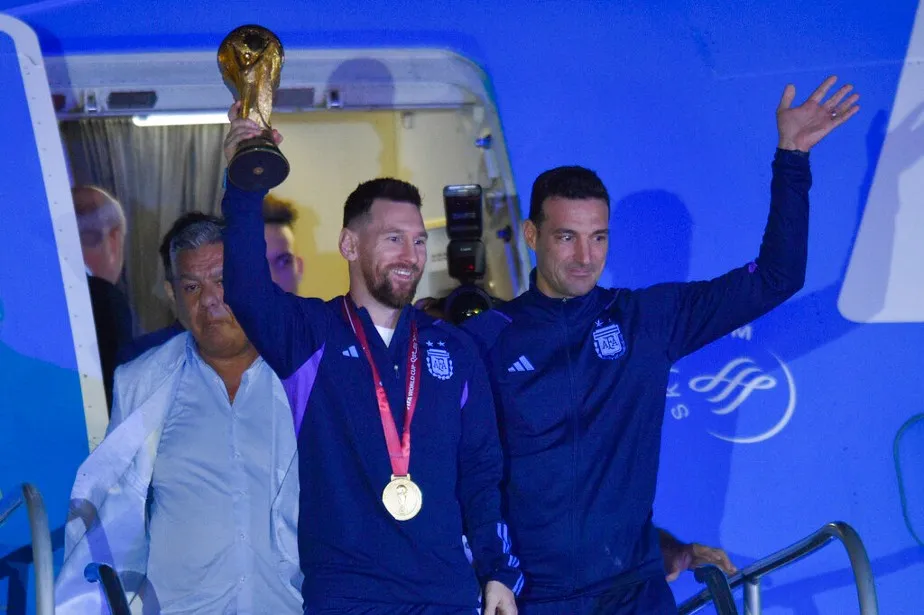 AP Lionel Scaloni junto a Lionel Messi y la Copa del Mundo