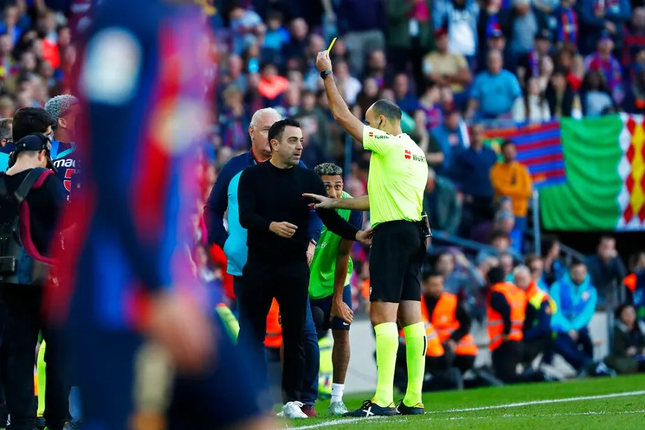 AP Xavi Hernández se fue amonestado por reclamar