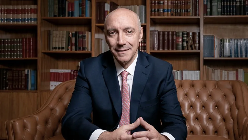 ESPECIAL Esquivel habría plagiado a Miguel Carbonell