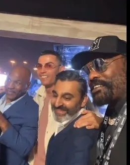 TWITTER: @DerekWarChisora Cristiano Ronaldo y Mike Tyson juntos en Jake Paul vs Tommy Fury