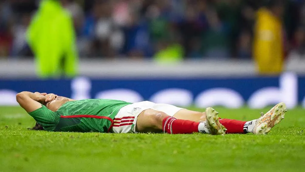 MEXSPORT Diego Lainez derribado en el Azteca