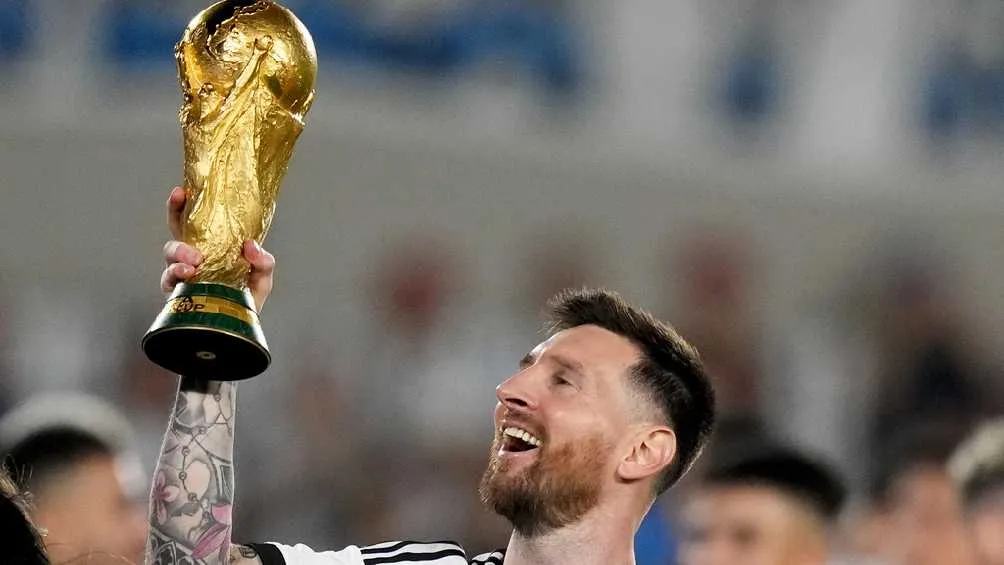 AP Messi mostrando su Copa del Mundo en Argentina