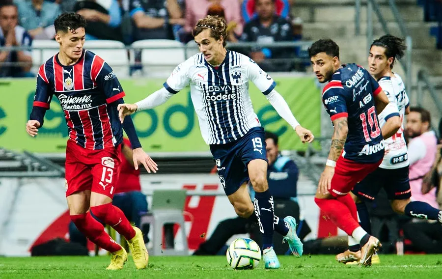 MEXSPORT El jugador de Rayados en juego ante Chivas