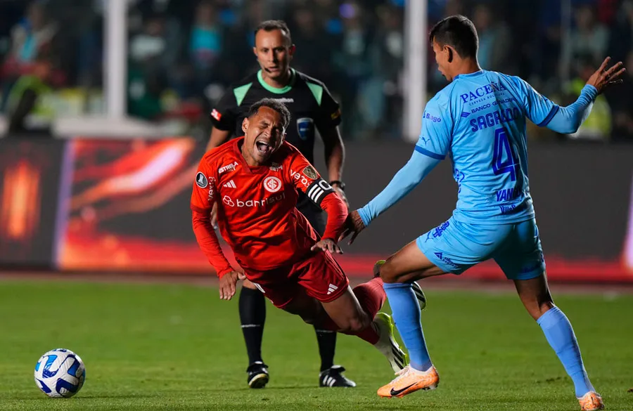 AP Alan Patrick es derribado por Jose Sagredo