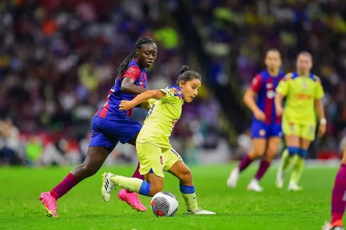 INSTAGRAM @americafemenil América y el FC Barcelona jugando en el Azteca