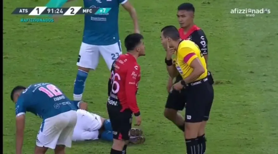 CAPTURA DE PANTALLA: VIDEO Aldo Rocha insultó al árbitro central