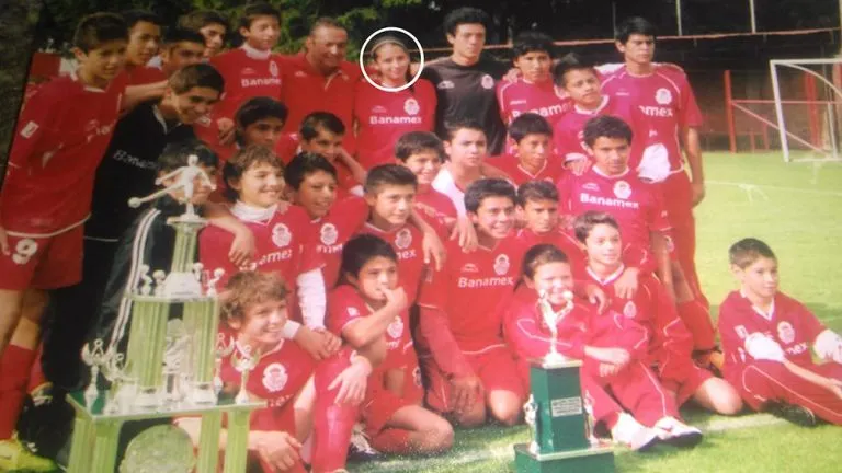 ESPECIAL Diana, en el círculo, junto al técnico del conjunto de Toluca