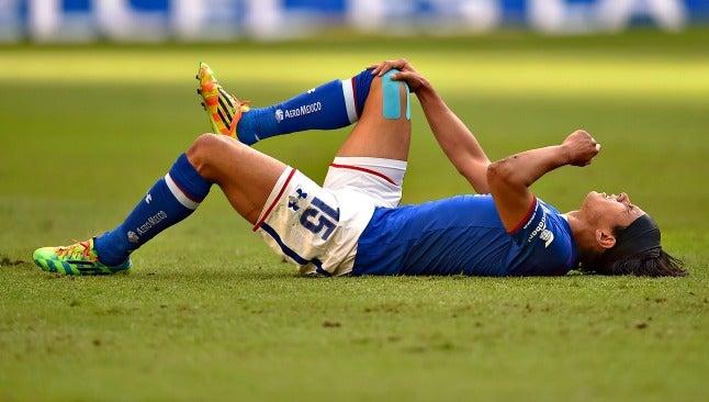 Cruz Azul perdería a Jerry Flores nueve meses, por lesión