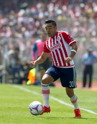 Marco Fabián conduce el balón