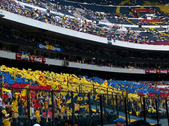 Aficionados de América en el Estadio Azteca