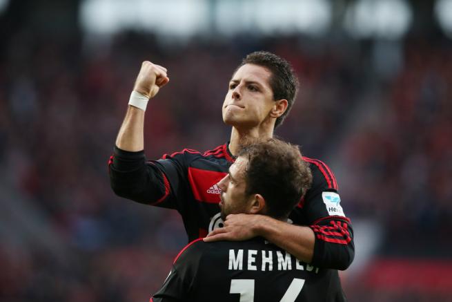 Chicharito festeja uno de sus goles con el Leverkusen 