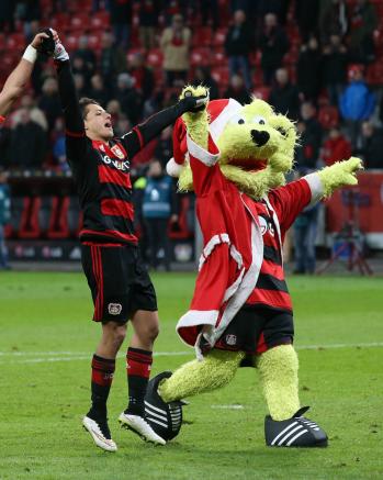 Chichartio celebra con la mascota del Leverkusen 