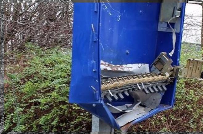 Así encontraron los policías la máquina dispensadora