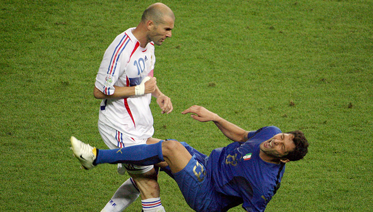 Momento en que Zidane derriba a Materazzi tras darle un cabezazo