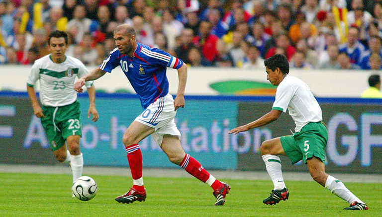 Zidane, enfrentando a México en un amistoso previo al Mundial de 2006, en París