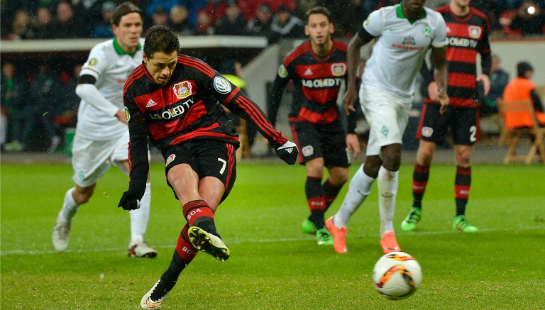 Hernández cobra penal en duelo contra Werder Bremen