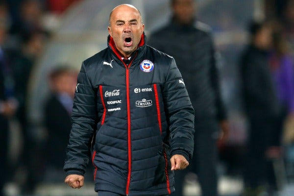 MEXSPORT El DT argentino reclamando una jugada chilena