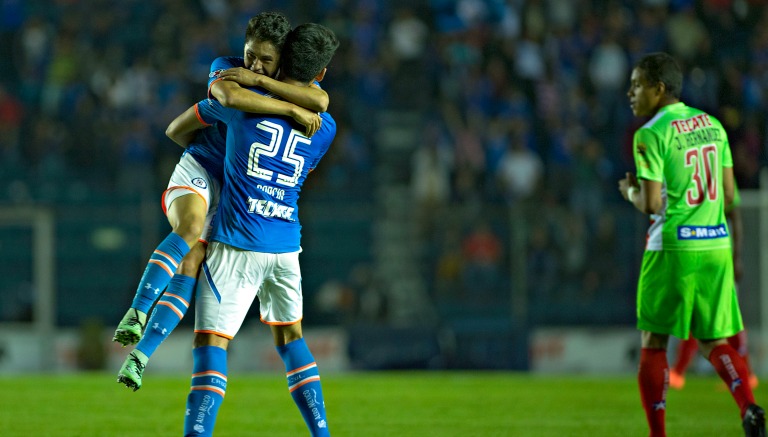 Zúñiga abraza a un compañero en su festejo