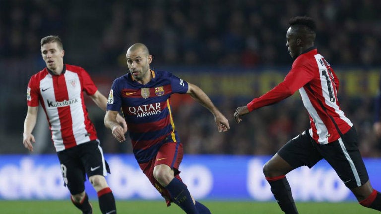 Mascherano conduce el balón