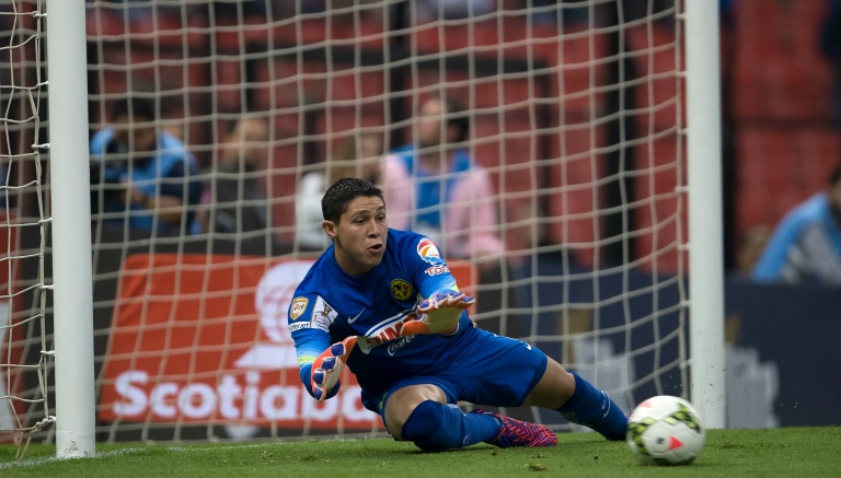Hugo González durante un partido con el América