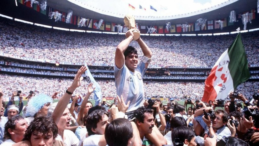 Maradona celebra el título de Argentina en el Mundial de México 86